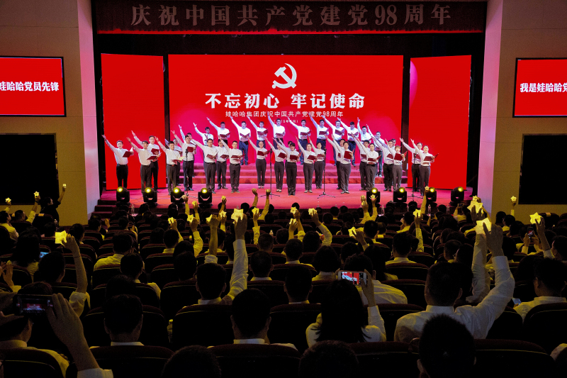 宗庆后带领娃哈哈人为建党98周年庆生！